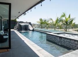 New Modern Luxury Estate - Pool, Slide, Grotto，位于圣地亚哥的乡间豪华旅馆
