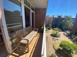 Central Apartment in Copenhagen with Balcony, High Speed Internet & Free Parking Garage，位于哥本哈根的家庭/亲子酒店