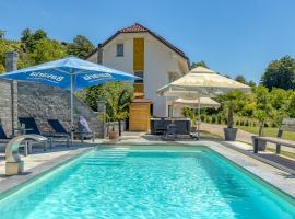 Pool & Whirlpool Art Villas - Happy Rentals，位于Trebnje的乡村别墅