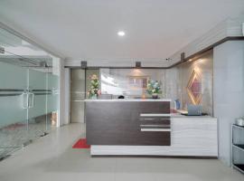 Urbanview Hotel Bari Syariah Palembang By RedDoorz，位于Sukarami的酒店