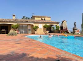 Villa Lazuel, piscine privative chauffée, vue panoramique et jardin clos，位于欧布纳的宠物友好酒店