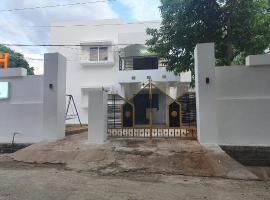 Oonjal Veedu-Renovated Recently，位于库塔兰的酒店