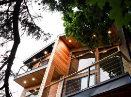 Luxury Alpine Treehouse，位于Holladay的酒店