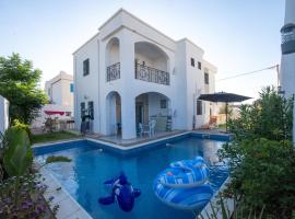 Villa meublée avec piscine et abri de voiture，位于伊里德的酒店