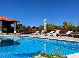 Gorana apartman with swimming pool，位于耶尔萨的带按摩浴缸的酒店