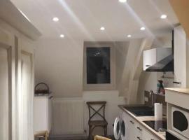 Beau studio au calme proche de la cath&eacute;drale，位于欧坦的住宿