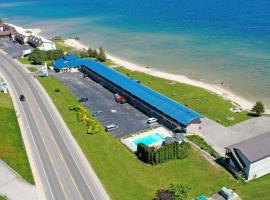 Days Inn & Suites by Wyndham St. Ignace Lakefront，位于圣伊尼亚斯的海滩酒店