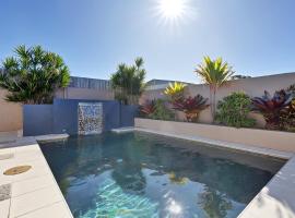 Pet Friendly 5 BR Family Home w Pool at Caloundra，位于Caloundra West的酒店