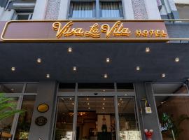Viva La Vita Hotel，位于Konak的带停车场的酒店
