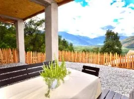 SOMMERFRISCHE TSCHENGLS Ein ganzes historisches Ferienhaus für euch in SÜDTIROL Urlaub im ruhigen Bergdorf Tschengls im Vinschgau mit Weitblick und Gartenterrasse ideal für Kleingruppen Familien mit Hund Besonders empfehlenswert im FRÜHLING und HERBST