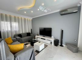 Luxurious Modern Home in Kalamaria, Thessaloniki，位于塞萨洛尼基塞萨洛尼基游艇俱乐部附近的酒店