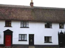 Thatched Cottage, beautiful village near the sea，位于Otterton的度假屋