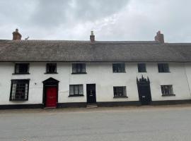 Thatched Cottage, beautiful village near the sea，位于Otterton的酒店