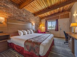 Ramada by Wyndham 1000 Islands Gananoque，位于加纳诺克Maxson Airfield - AXB附近的酒店