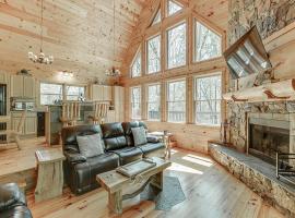 Wooded ViewsNear Helen w Fireplace & Hot Tub，位于科尼利亚的酒店