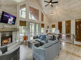 Spacious Cabin w Hot Tub Near Helen, GA，位于科尼利亚的酒店