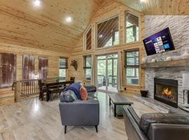 Cabin Near Helen, GA w Spa Amenities，位于科尼利亚的酒店