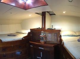 Eco-responsible stay on the historical sailing boat of the Gaiarta Project - come and stay with our crew and get the whole boat experience，位于圣西普里安的船屋
