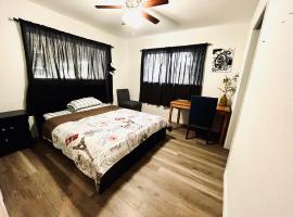 Cozy Private Bed & Bath near Medical Center, Galleria and DT，位于休斯顿Meyerland Plaza Shopping Center附近的酒店