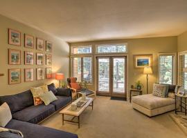 Corner-Unit Condo with Grill Walk to Lake Tahoe!，位于斜坡村的酒店