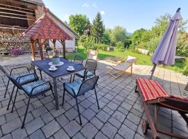 Charming village house with patio and garden，位于斯洛文尼亚科尼采的别墅