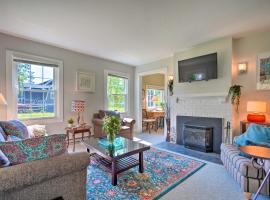 Lovely Lakewood Cottage Near Chautauqua Lake!，位于Lakewood的酒店