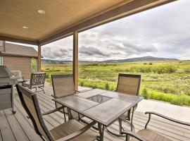 Relaxing Granby Home with Deck and Mountain Views!，位于格兰比的酒店