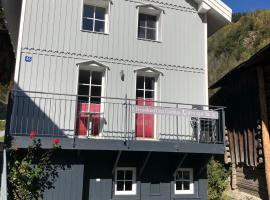 Casa Cuschina - mit Sauna in der schönen Surselva，位于Danis的酒店