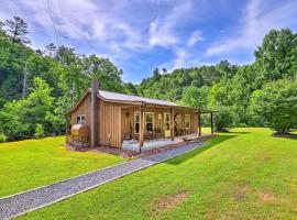 Marshall Cabin Retreat with Porch, On-Site Creek!，位于Hot Springs的酒店