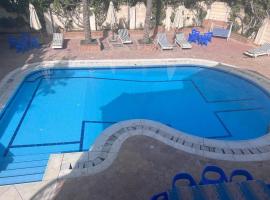 Cheerful villa with pool in Alexandria (El agami)，位于亚历山大的酒店