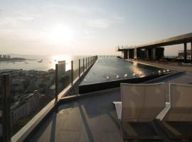 The Base condo center of pattaya rooftop swimming pool，位于芭堤雅市中心的酒店
