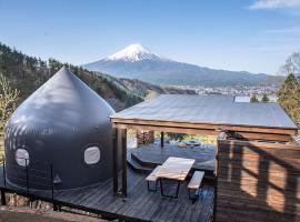 つながるキャンプリゾートQOONEL+，位于富士河口湖哈哈石蜡塔琪瀑布附近的酒店