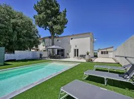 Lovely Home In Nîmes With Outdoor Swimming Pool