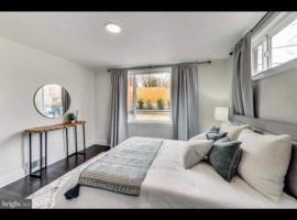 Lovely 1-bedroom rental unit with free parking，位于华盛顿圣母无玷始胎国家朝圣地圣殿附近的酒店