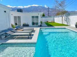 Desert Haus: Modern Luxury Home + Private Pool，位于棕榈泉的酒店