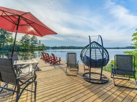 Stunning 3br Waterfront Lake Cottage Hottub&sauna，位于格雷文赫斯特的带按摩浴缸的酒店