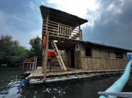 Onyong's Floating Cottage，位于Calatagan的酒店