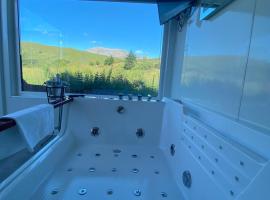 Highland Stays - Ben View Studio Pod & Jacuzzi Bath，位于威廉堡的带按摩浴缸的酒店