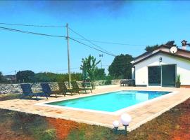 Cozy House with Pool near Rovinj，位于坎法奈尔的带停车场的酒店