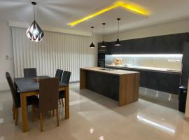 Modern, Spacious, 3 Bedroom Apartment near Malta International Airport，位于卢加的酒店