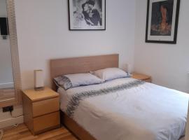 Lovely Home with full en-suite double bed rooms，位于雷丁的酒店