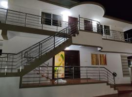 SAIBALA RESlDENCY - NEAR BOAT HOUSE，位于乌提的带按摩浴缸的酒店
