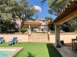 Villa Bois Romay dans le Luberon avec piscine, tennis et pétanque.，位于La Bastide-des-Jourdans的酒店