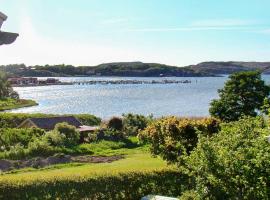 4 person holiday home in Hamburgsund，位于汉堡松德的酒店