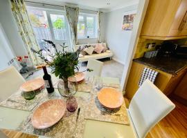 Cozy Bicester Village townhouse with garden，位于比斯特的公寓