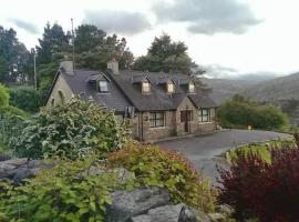 Cuckoo Tree House Glengarriff Beara Peninsula，位于格伦加里夫的带停车场的酒店