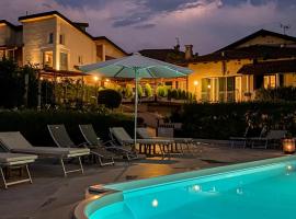 La Rosa Gialla Bio Apartments & rooms，位于巴罗洛的酒店