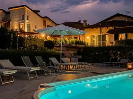 La Rosa Gialla Bio Apartments & rooms，位于巴罗洛的乡间豪华旅馆