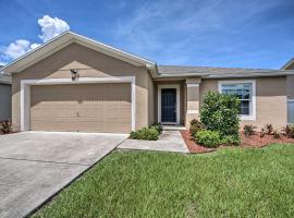 Bright Cypress Gardens Home Near Legoland!，位于Cypress Gardens的酒店