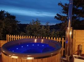 Norwell view farm glamping with hot tubs，位于巴斯的露营地